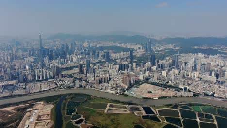 Vista-Aérea-Sobre-El-Horizonte-De-Shenzhen-En-Un-Hermoso-Día-Claro