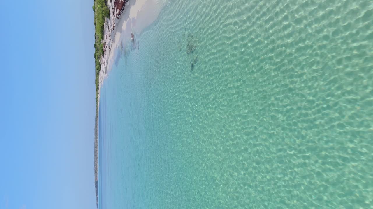 дрон, летящий над прозрачными водами ла-куэвы в доминиканской республике