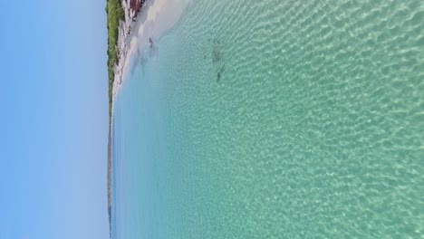 Drone-Volando-Sobre-Aguas-Transparentes-De-La-Cueva-En-República-Dominicana