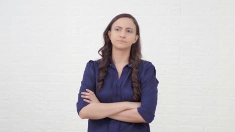 chica india confiada de pie con las manos cruzadas