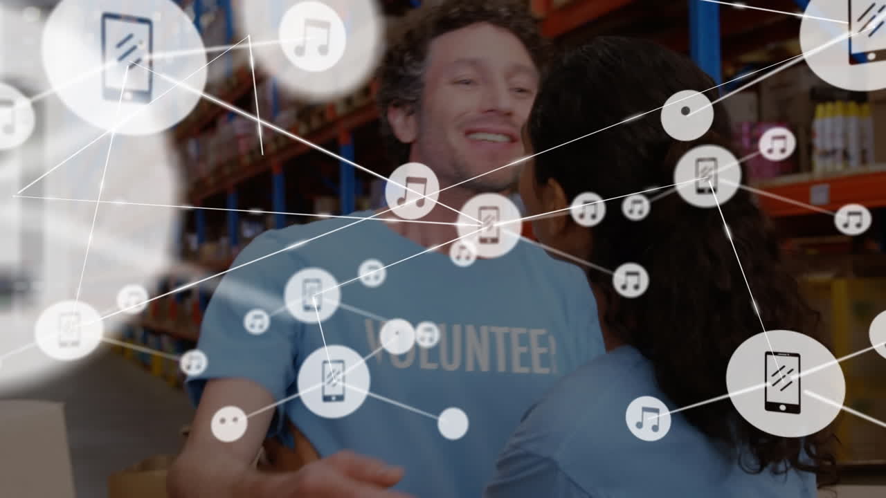 animación de la red de conexiones con iconos sobre trabajadores de almacén diversos felices