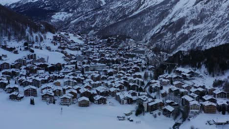 Antena-De-Hermoso-Pueblo-De-Montaña-Cubierto-De-Nieve