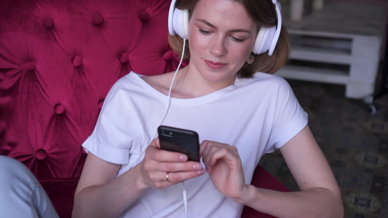 chica romántica escuchando música por teléfono