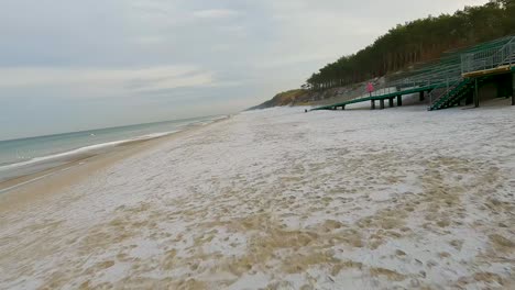 mar báltico en invierno - disparo de drone fpv