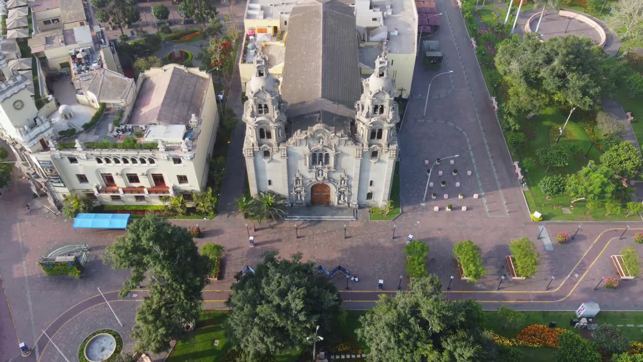 video de drones de la iglesia en el distrito de miraflores de lima perú, cerca del "parque kennedy" la toma se graba mientras volaba hacia abajo e inclinaba la cámara hacia arriba