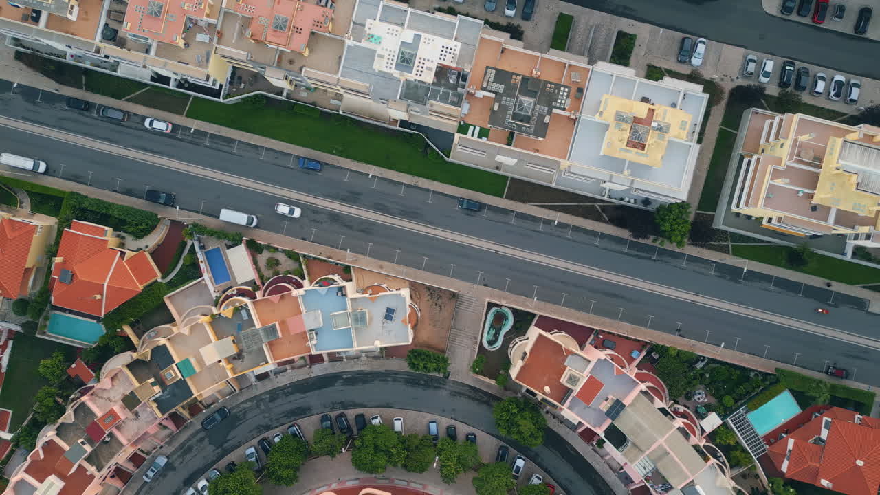 Strada urbana vista da drone che attraversa una bella città accogliente. Auto che circolano su una strada asfaltata.