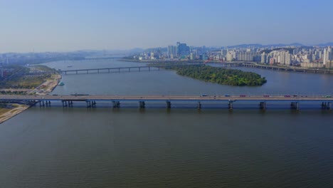 disparo de un dron que avanza sobre el río han hacia el puente mapo en la ciudad de seúl durante el día 2