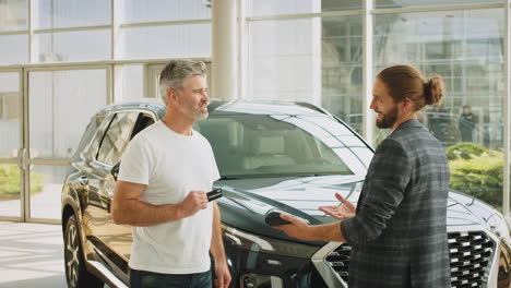 transacción de compra de automóviles en el concesionario