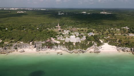 Vista-Aérea-De-Las-Ruinas-Antiguas-Mayas-De-Tulum-Antiguo-Imperio-Drone-Sobre-El-Mar-Caribe-México