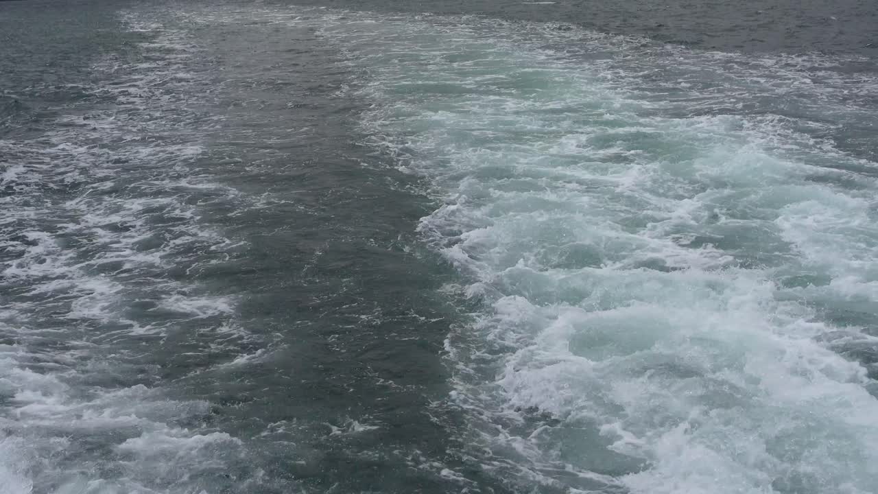 바다에서 배를 깨우는 것