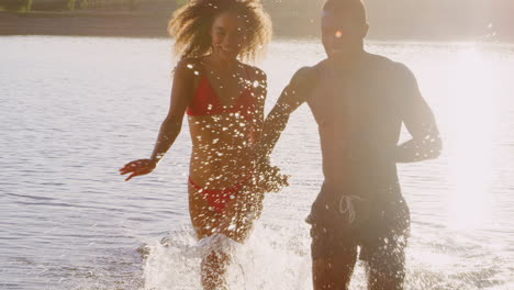 Joven-Pareja-De-Raza-Mixta-Corriendo-En-Un-Lago,-Cerrar