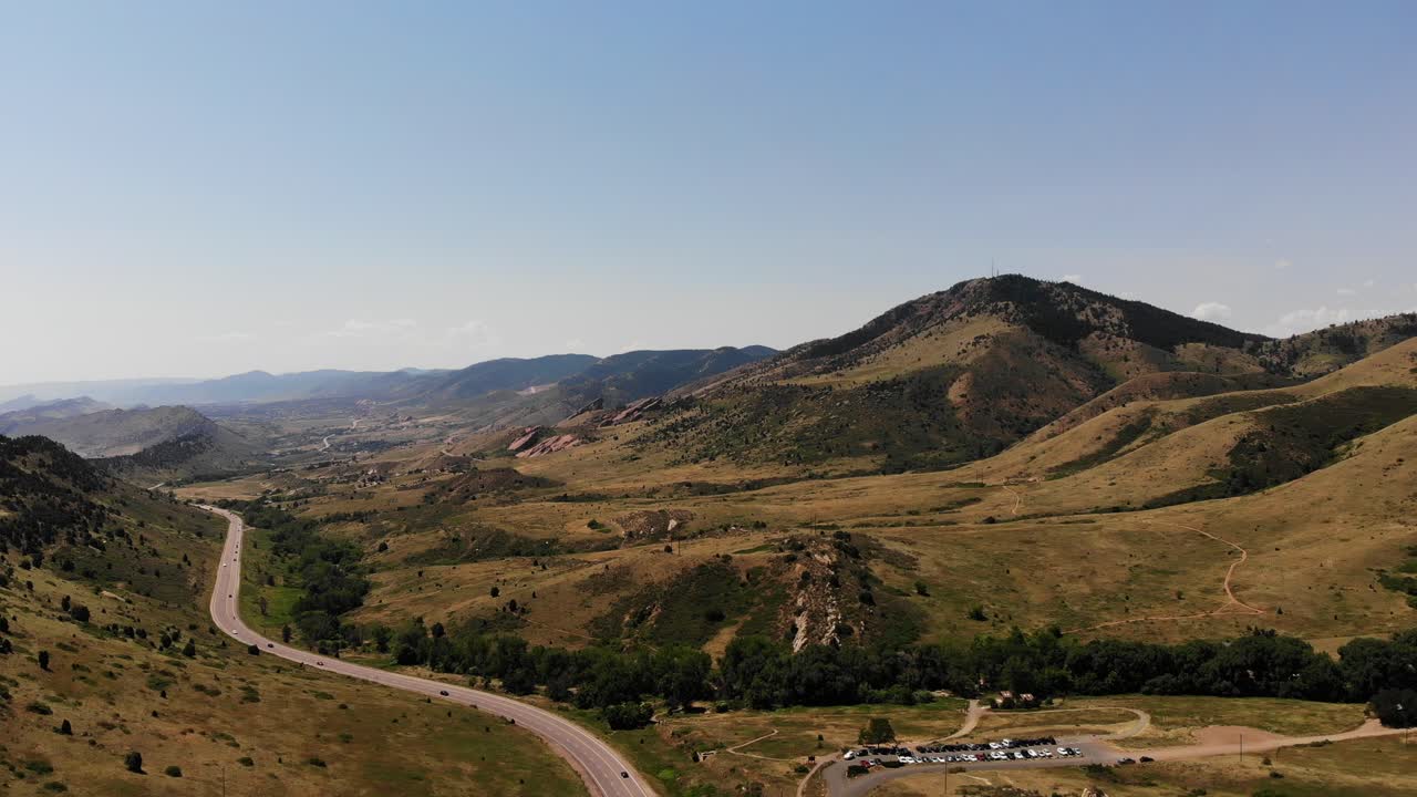 una cacerola de drones cerca de rocas rojas, doradas, colorado