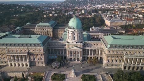 Erstaunliche-Luftdrohnenansicht-Der-Budaer-Burg-In-Budapest,-Ungarn