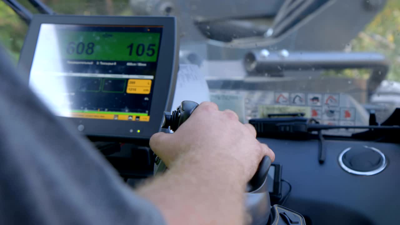 máquina de tala cortando árboles, cortando ramas y colocando troncos para su transporte a la fábrica de carpintería. vista desde la cabina del complejo, se puede ver el trabajo del operador, el movimiento del joystick y mostrando el proceso