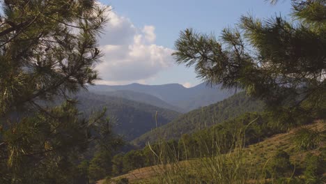 Lapso-De-Movimiento-En-Las-Montañas-Durante-El-Día,-Inclinándose-Lentamente-Hacia-Arriba