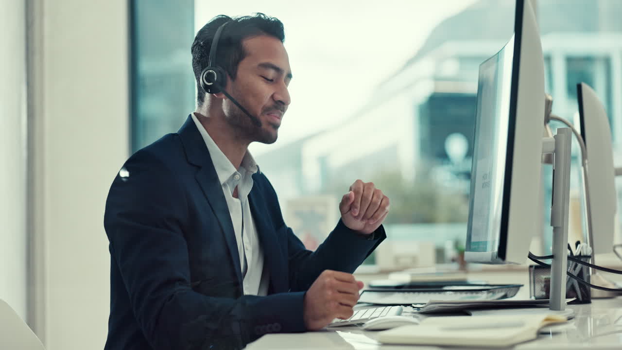 Consulenza, online e un uomo in un call center