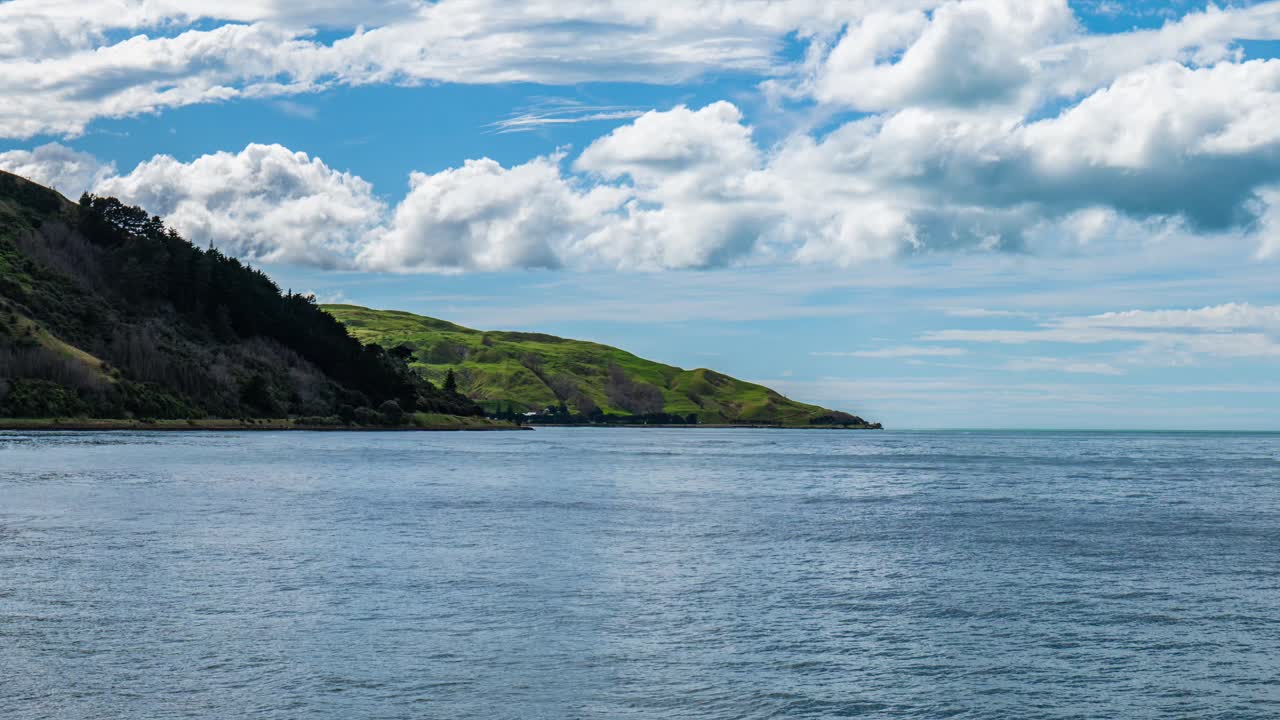 멀리 떨어진 지점에서 우아하게 떠다니는 구름의 매혹적인 타임  ⁇ 스, 변화하는 하늘과 시간의 흐름의 미묘한 아름다움을 포착합니다.