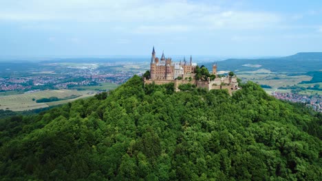 Burg-Hohenzollern,-Deutschland.-FPV-Drohnenflüge-Aus-Der-Luft.