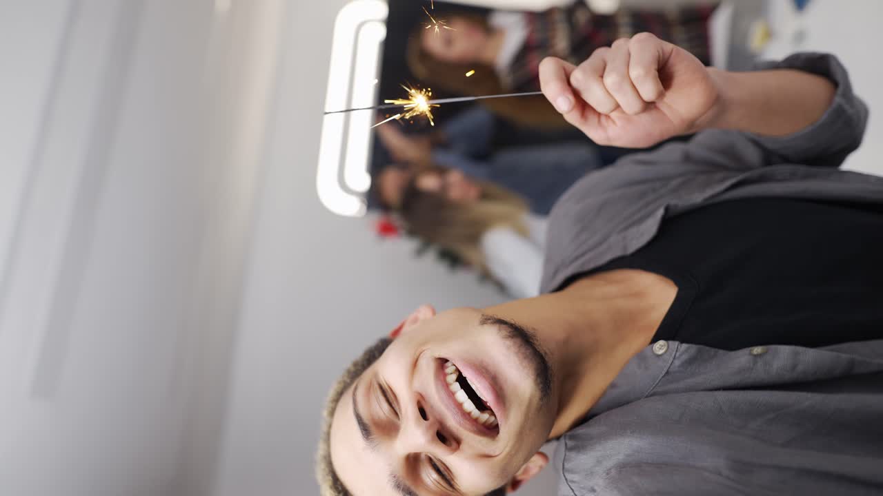 grupo multiétnico de colegas de oficina teniendo una fiesta corporativa, bailando con chispas