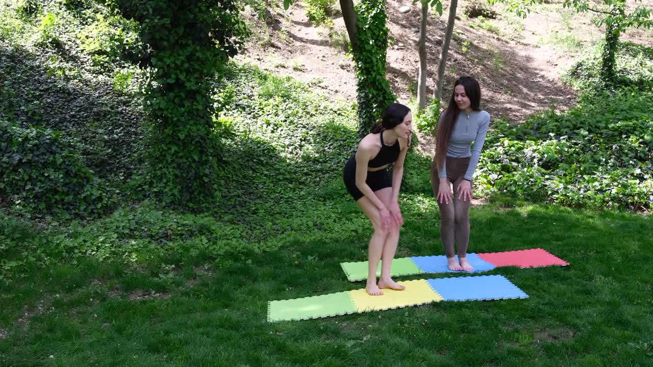 mujeres haciendo yoga al aire libre en un parque