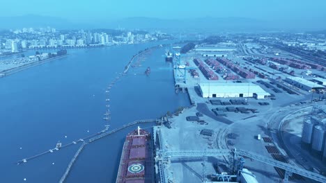 다른 선박이 국내 및 국제 경제 컨테이너선을 위해 상업용 산업 자재를 적재함에 따라 화창한 날 수출용 드론 비행을 위해 적재하는 곡물 화물선 2-2