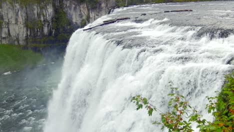 una hermosa vista en cámara lenta de mesa falls en idaho
