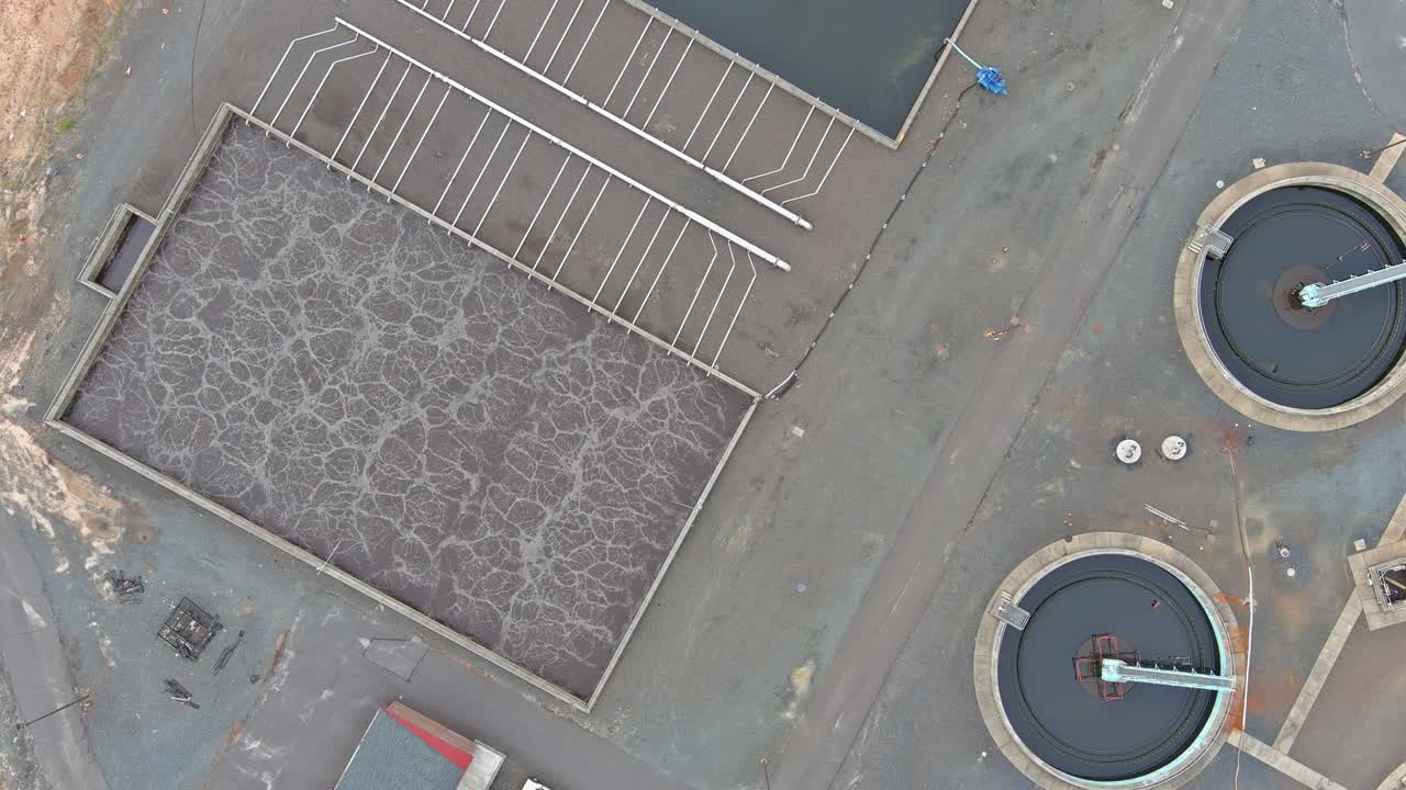 Vista aerea dall'alto di impianti di trattamento delle acque reflue, serbatoio di sedimentazione a ricircolo e impianto di trattamento dell'acqua