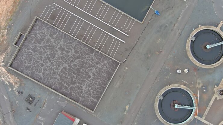 Vista aerea dall'alto di impianti di trattamento delle acque reflue, serbatoio di sedimentazione a ricircolo e impianto di trattamento dell'acqua
