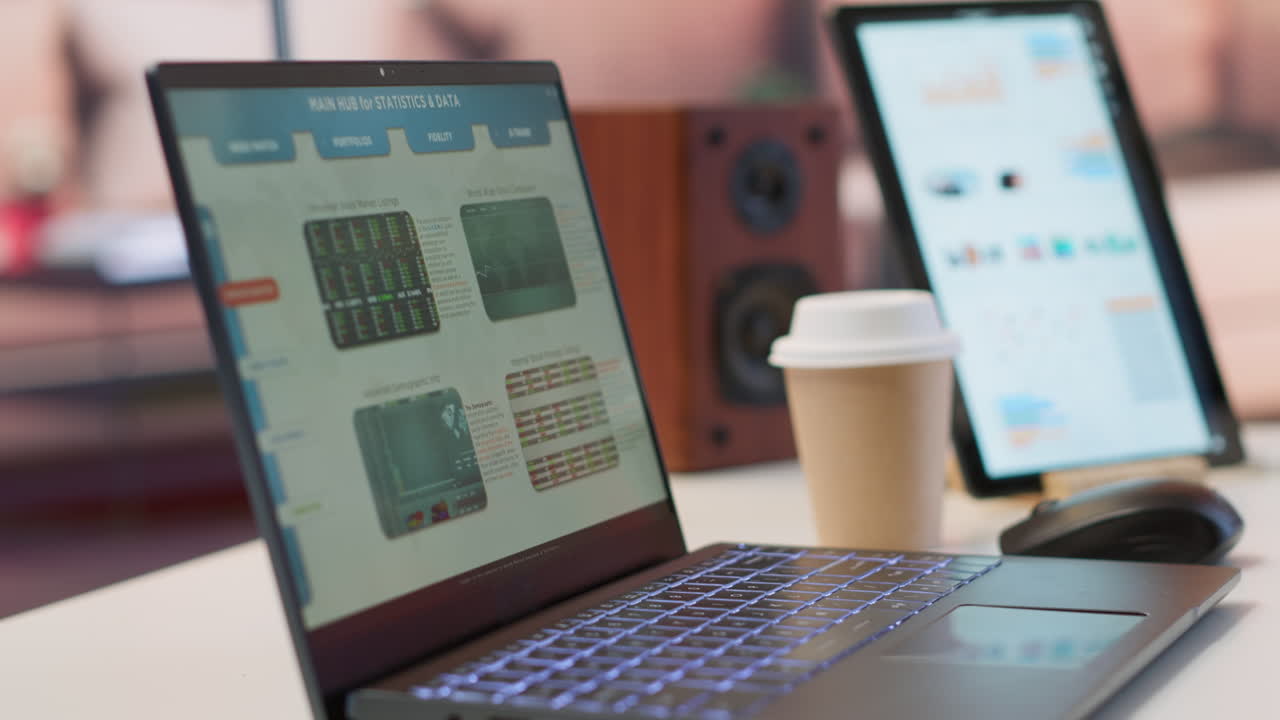 oficina en casa vacía perteneciente al propietario de una pequeña empresa con informes de ventas de datos