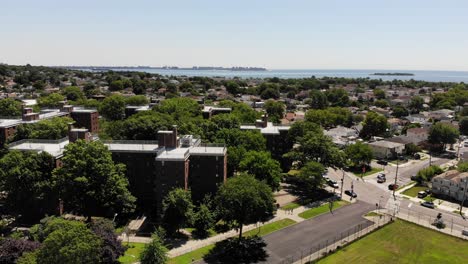 una cacerola sobre un suburbio de nueva york en un día de verano