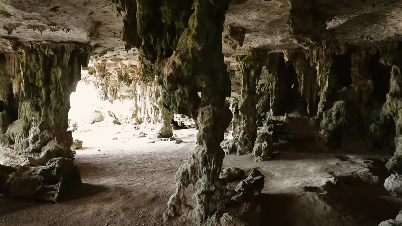 cuevas con inscripción antigua de indios que vivían en bonaire