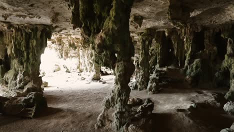 cuevas con inscripción antigua de indios que vivían en bonaire