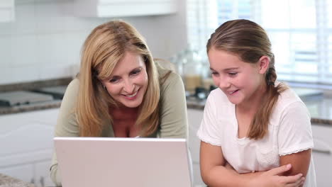 Mutter-Und-Tochter-Benutzen-Laptop