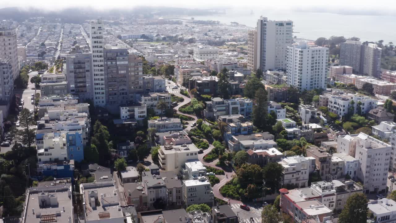 широкополосный воздушный кадр кривой улицы ломбард на русском холме в сан-франциско, калифорния