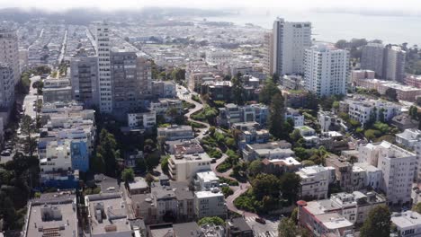 Aerial-wide-panning-shot-of-crooked-Lombard-Street-on-Russian-Hill-in-San-Francisco,-California