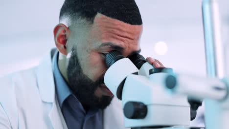 científico, hombre y microscopio en el laboratorio para