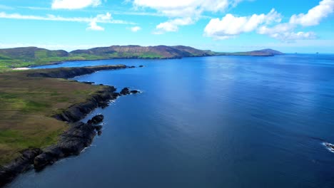 Irlands-Epische-Orte,-Drohnenlandschaft,-Küstenlinie-Von-West-Cork-Auf-Cods-Head,-Der-Epische-Wild-Atlantic-Way