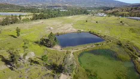 Vuelo-De-Drones-Sobre-Una-Línea-De-Motocicletas-Bmw-Sobre-El-Lago-Y-Una-Gran-Vista