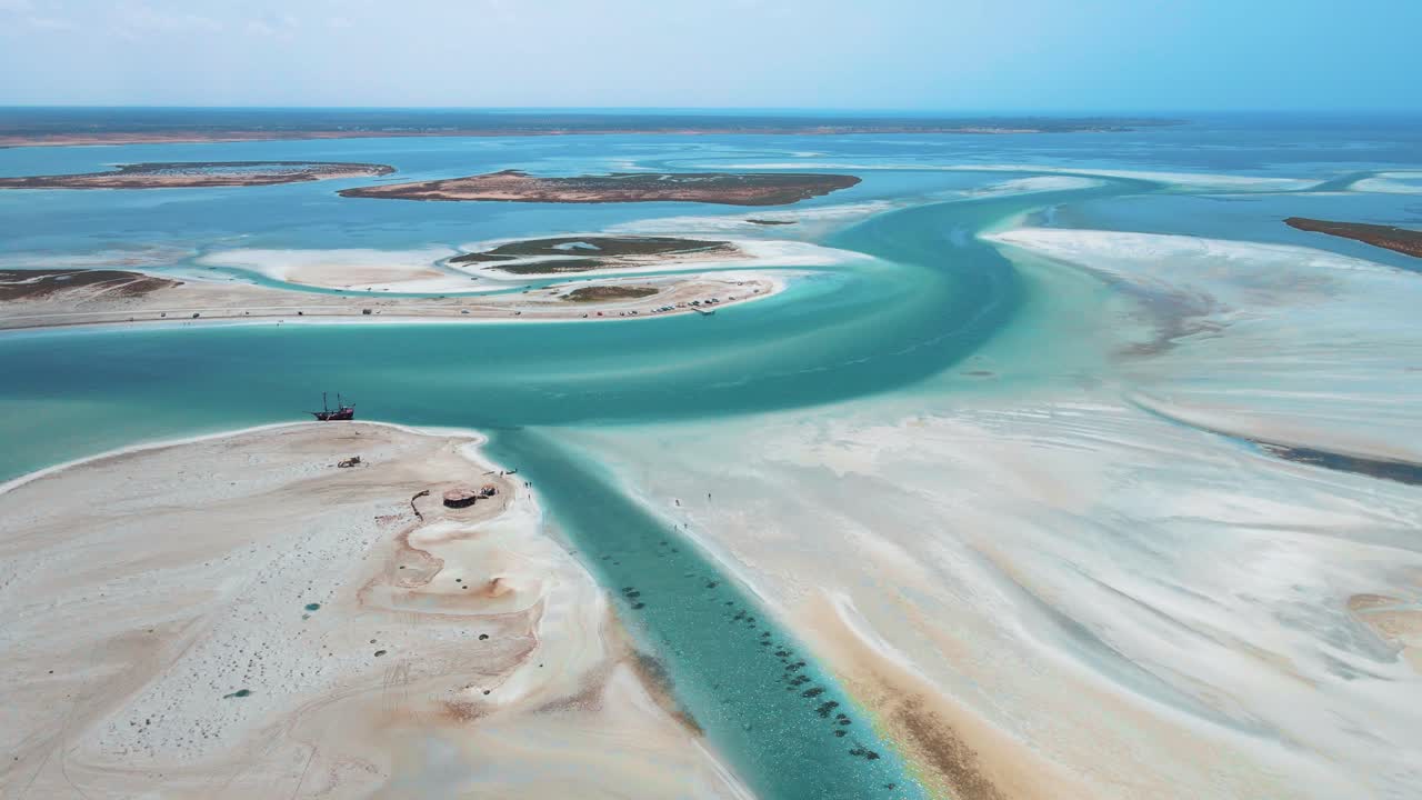 Et luftfoto af strandscenen ved Hassi El Jerbi med mennesker og både i vandet ved Zarzis, Tunesien.