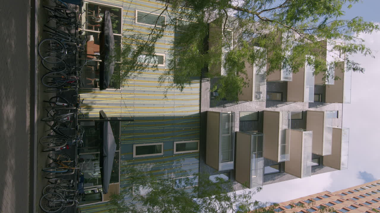 vista vertical de un apartamento residencial cerca de la zona comercial de zuidas en ámsterdam, países bajos