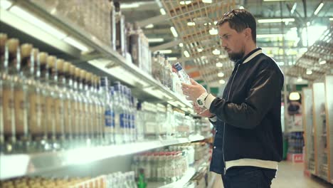 hombre comprando vodka en una tienda de licores