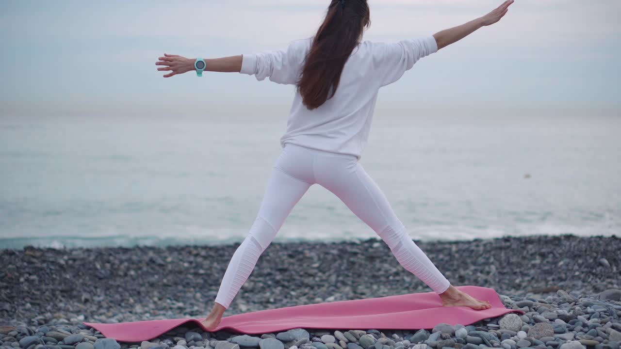 해변 에서 요가 를 연습 하는 여자