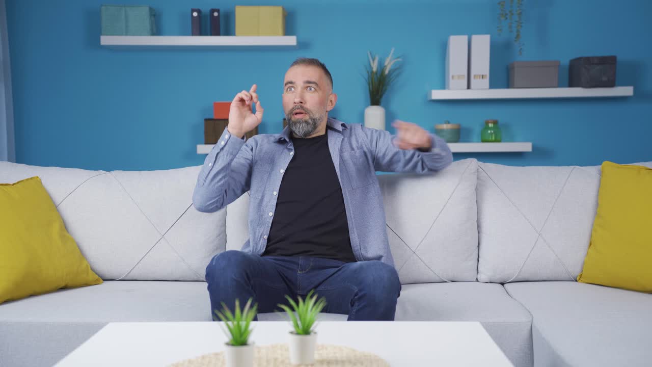 el hombre que hace los cálculos en casa llega a la conclusión y se alegra.