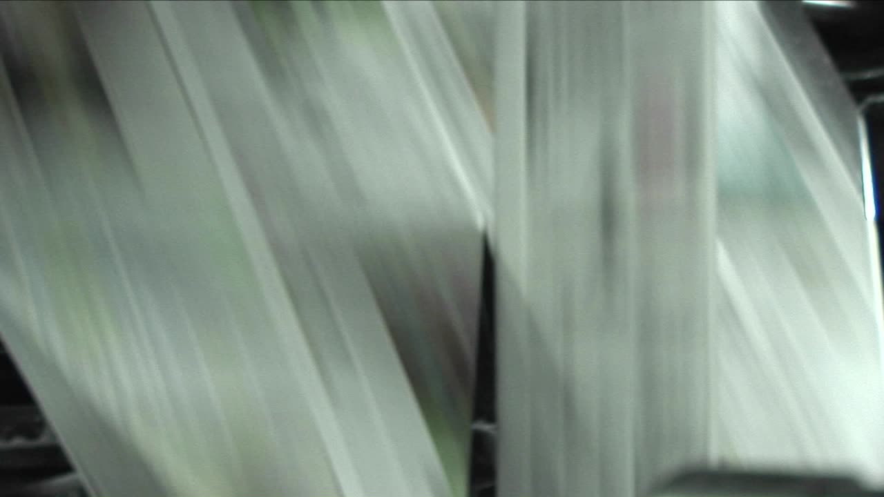 신문은 공장의 조립 라인을 따라 움직인다 3