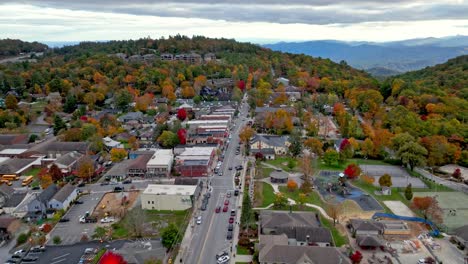 high-aerial-push-in-over-blowing-rock-nc,-north-carolina-in-autumn-with-fall-leaves