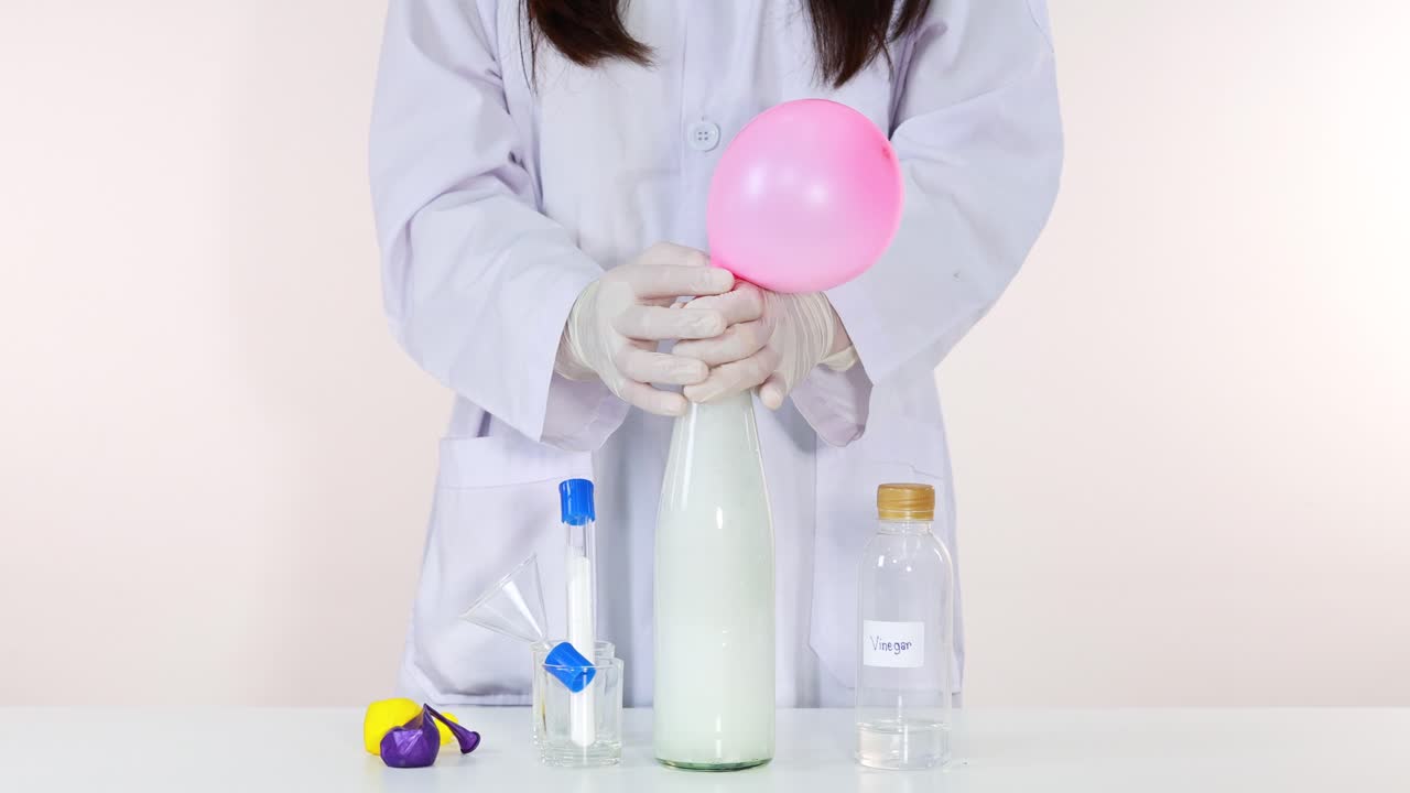 화학 반응을 사용하여 풍선을 부풀리는 것