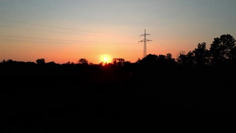 Dramatische-Szene-Von-Natursilhouetten-Während-Des-Sonnenuntergangs