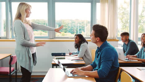 tutora de pie para enseñar a una clase de estudiantes maduros
