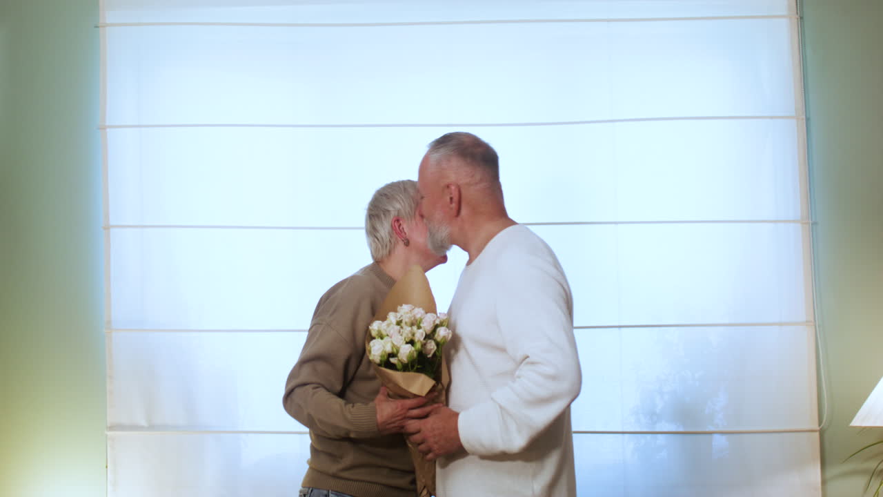 여자에게 꽃을 가져오는 남자