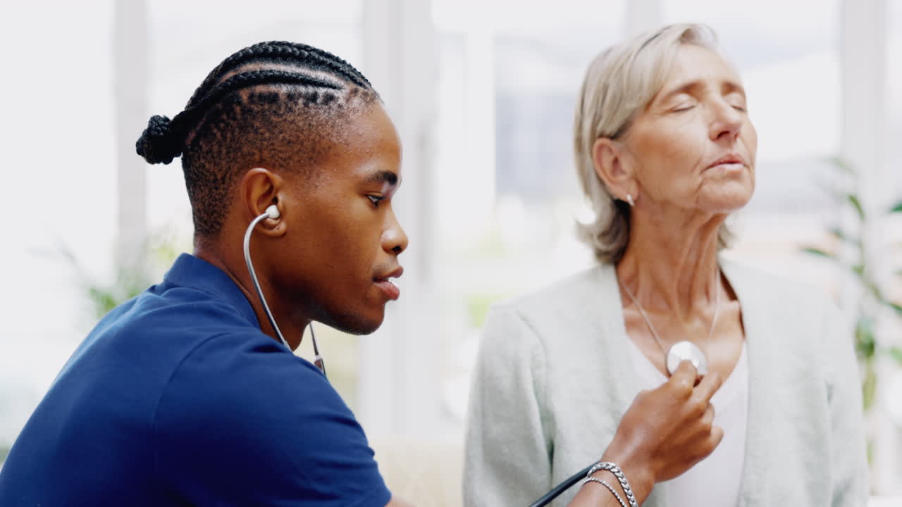 enfermera, mujer mayor y estetoscopio para respirar